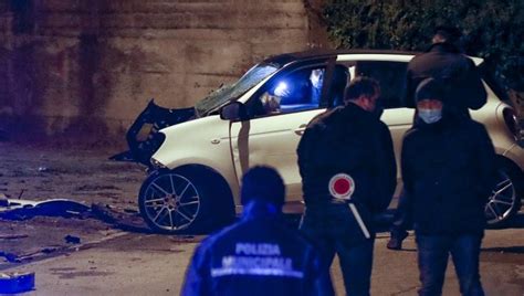 Napoli, gli rubano Rolex: li insegue in auto e li sperona, morti i 